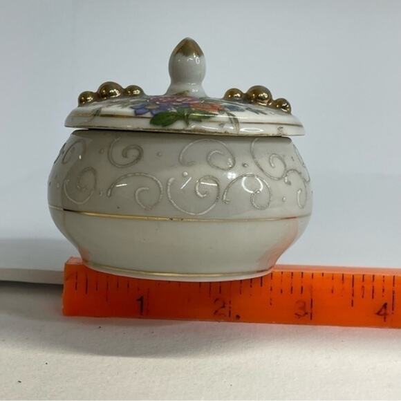VINTAGE PORCELAIN TRINKET BOX GOLD TRIM
ROSE floral PATTERN decor accent piece - Picture 9 of 15